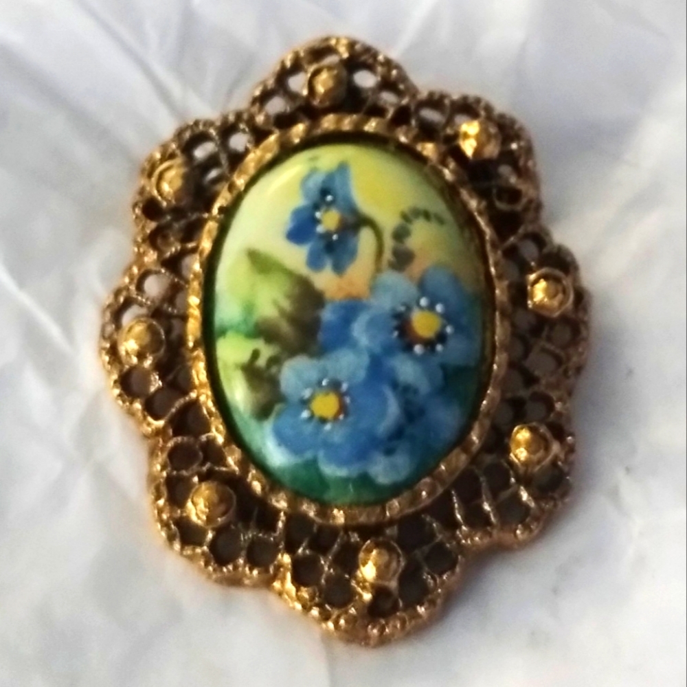 Beautiful Vtg Hand Painted Porcelain Forget Me Nots Flower Small  Pin Brooch